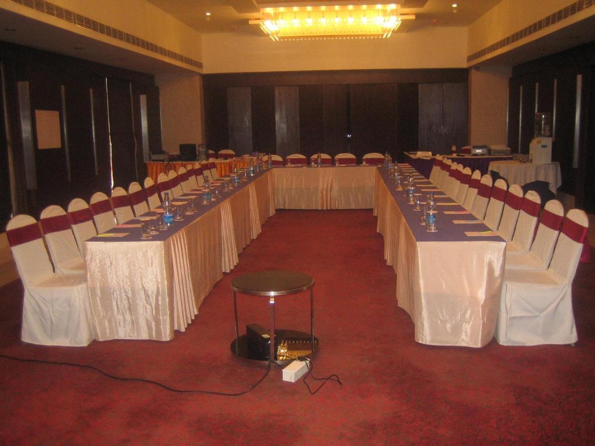Royal Park Kakinada Hotel Exterior foto